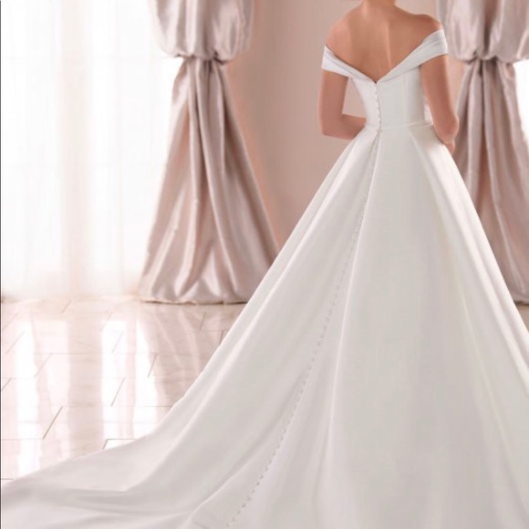 NWT Stella York Ballgown D6865
Size 16 (AUS) - Picture 2 of 4